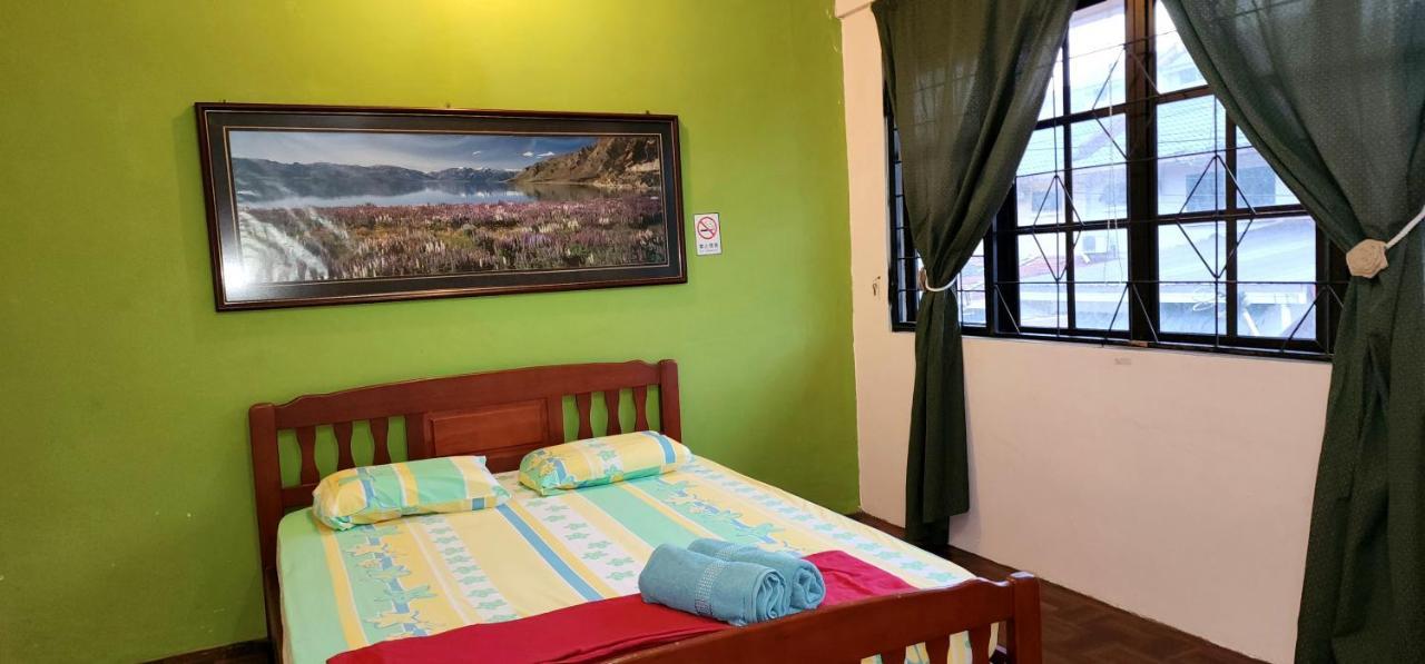 Tatai Kumang Homestay Kuching Esterno foto