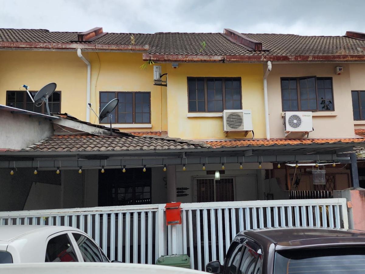 Tatai Kumang Homestay Kuching Esterno foto